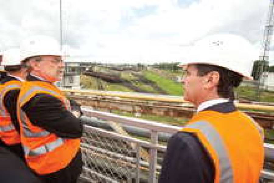 Посол США Марк Пекала (слева) и глава LDz  Угис Магонис.