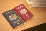 В Латвии резко снизилось число неграждан: старые умирают, новые рождаются гражданами