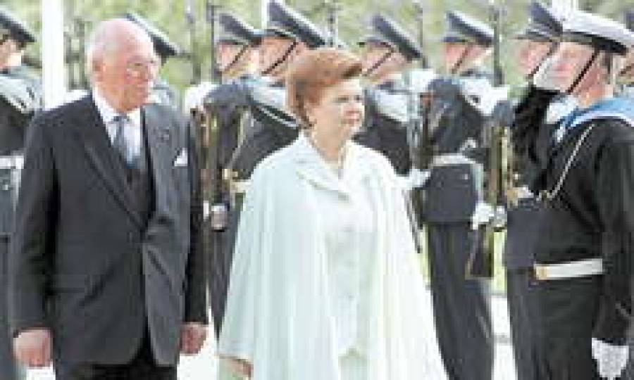  Почетный караул встречает президентов: Эстонии &mdash; Леннарта МЕРИ и Латвии &mdash; Вайру ВИКЕ-ФРЕЙБЕРГУ.