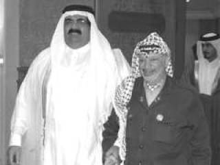  Шейх ХАМАД (слева) Ясиру АРАФАТУ: &quot;Большой арабский мир Палестину в обиду не даст&quot;.