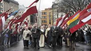 Легионеры и их поклонники под сенью латвийского флага в 2008 году.