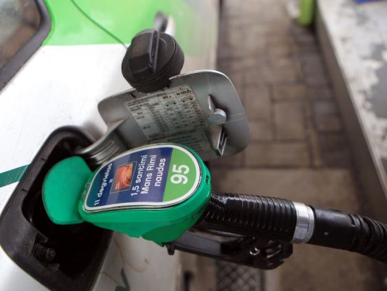 Сейм на три месяца снизил акцизный налог на дизельное топливо