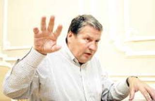 Карлис Лейшкалнс : “Большинство депутатов сидят, как пианисты, и жмут свои кнопки. Не по собственному разумению, о совести я уж и не говорю, а потому, что им так сказали...”