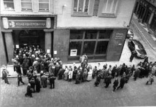  Утром 8 марта у дверей RKB. 