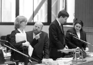  Судьи Европейского суда по правам человека принимают решение.