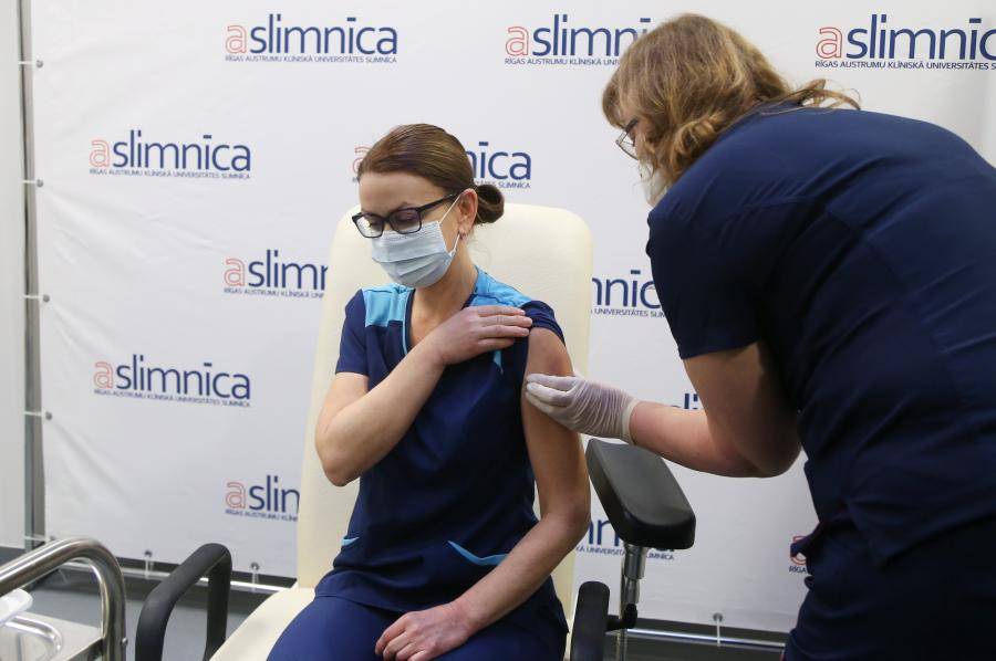 Прививку получает руководитель отделения опасных инфекций Монта Маделане.