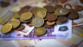Каждый житель Латвии в 2015 году Еврокомиссии заплатит по 600 евро