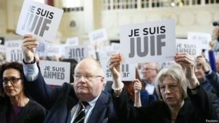 Глава МВД Великобритании Тереза Мэй (справа) и министр по делам общин Эрк Пиклз держат в руках плакаты &quot;Я еврей&quot;.