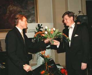  Гендиректор ЛАП Янис НАГЛИС поздравляет президента &lt;em&gt;Krajbanka&lt;/em&gt; Арнольда ЛАКСУ. 