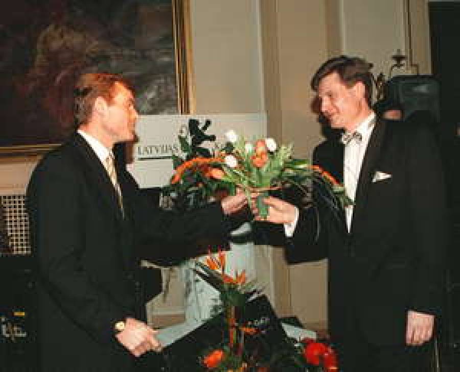  Гендиректор ЛАП Янис НАГЛИС поздравляет президента &lt;em&gt;Krajbanka&lt;/em&gt; Арнольда ЛАКСУ. 