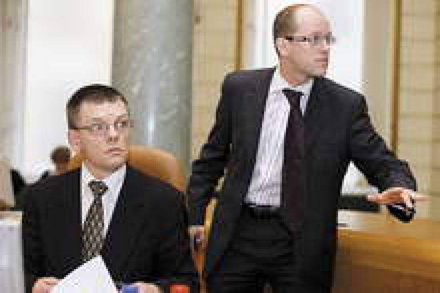 Глава Минфина Эйнар Репше (слева) и его зам Мартиньш Бичевскис увидели, где деньги лежат.