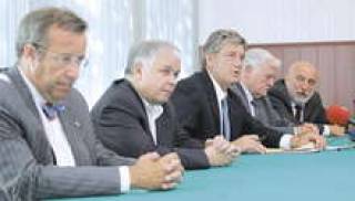 Пятеро восточноевропейских политиков на пересадке в Симферополе.