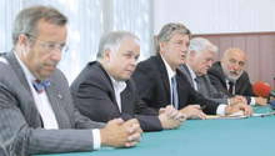 Пятеро восточноевропейских политиков на пересадке в Симферополе.