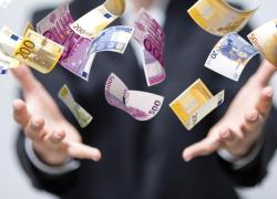 Какую надбавку к зарплате получат госслужащие в следующем году? Внушительную!