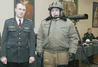 Вертолетчик в полной экипировке (справа).