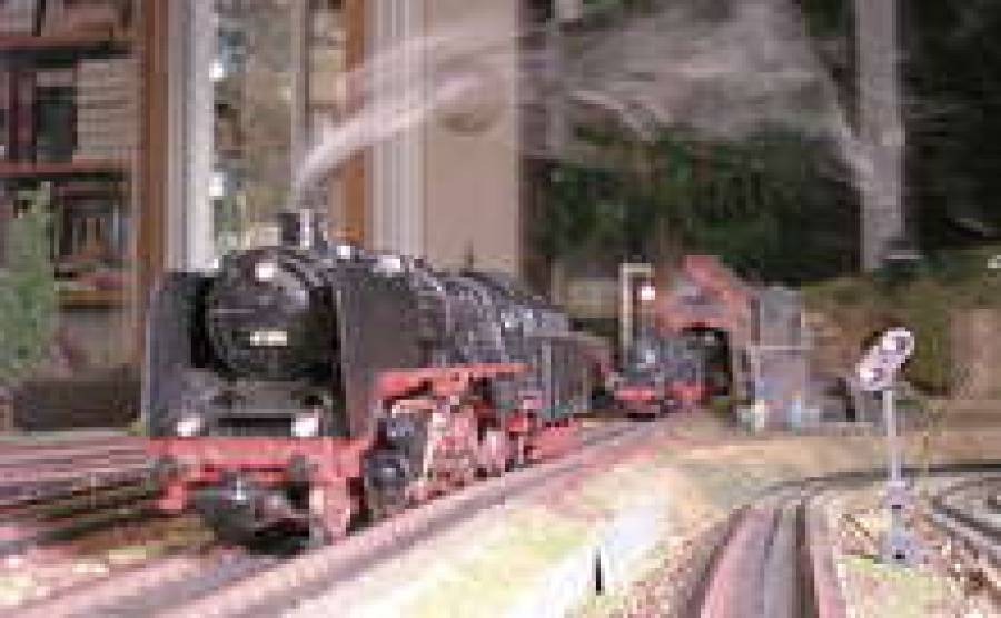 Состав Maerklin сходит с рельсов.