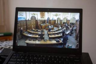 Сейм концептуально поддержал законопроект о праве работодателей увольнять работников без ковид-сертификатов
