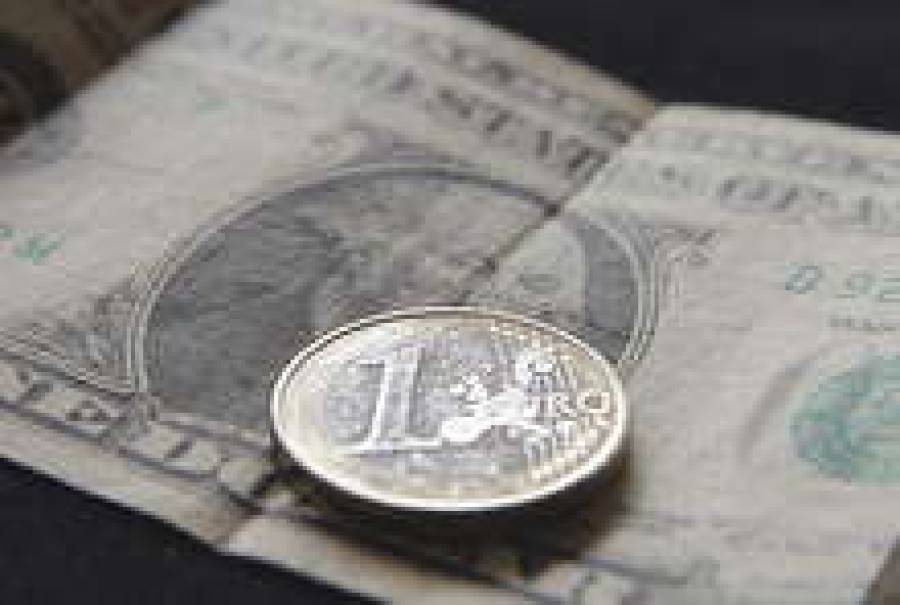 За прошедший месяц евро вырос на 2% в связи с ослаблением опасений относительно европейской банковской системы и кризиса суверенного долга еврозоны.