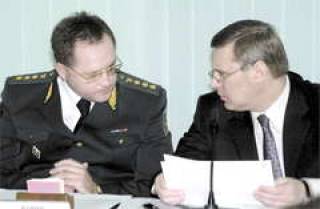  Михаил ВАНИН (слева) отчитывается перед премьер-министром России Михаилом КАСЬЯНОВЫМ.