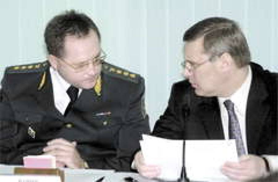  Михаил ВАНИН (слева) отчитывается перед премьер-министром России Михаилом КАСЬЯНОВЫМ.