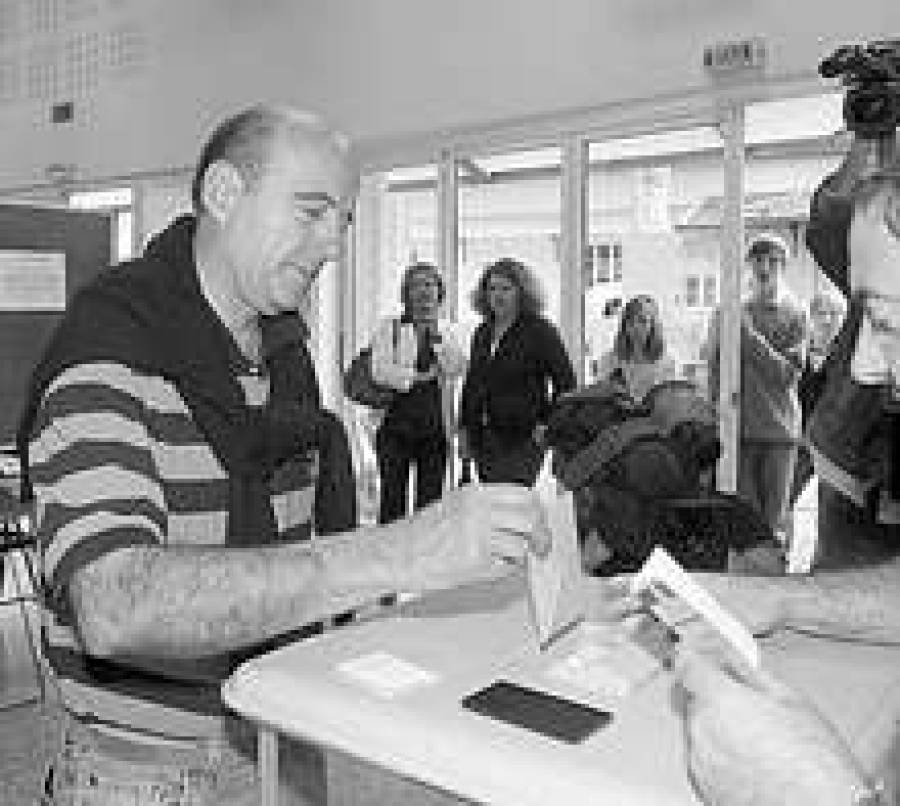 Ален Жюпе, министр экологии и мэр Бордо, голосует на вчерашних выборах. Жюпе пообещал, что уйдет в отставку с поста министра, если не будет избран в парламент.