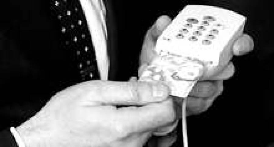 Телефон использовать гораздо удобнее, чем чип-карту.