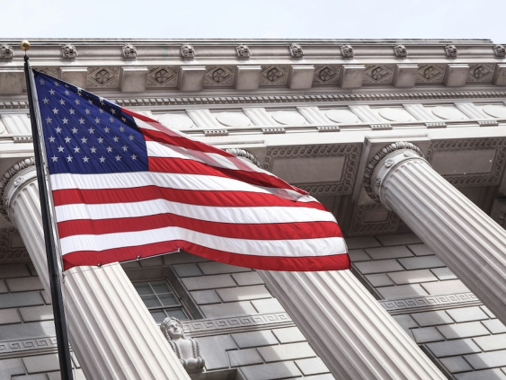 Инфляция в США неожиданно ускорилась: Уолл-стрит упала, нефть подорожала