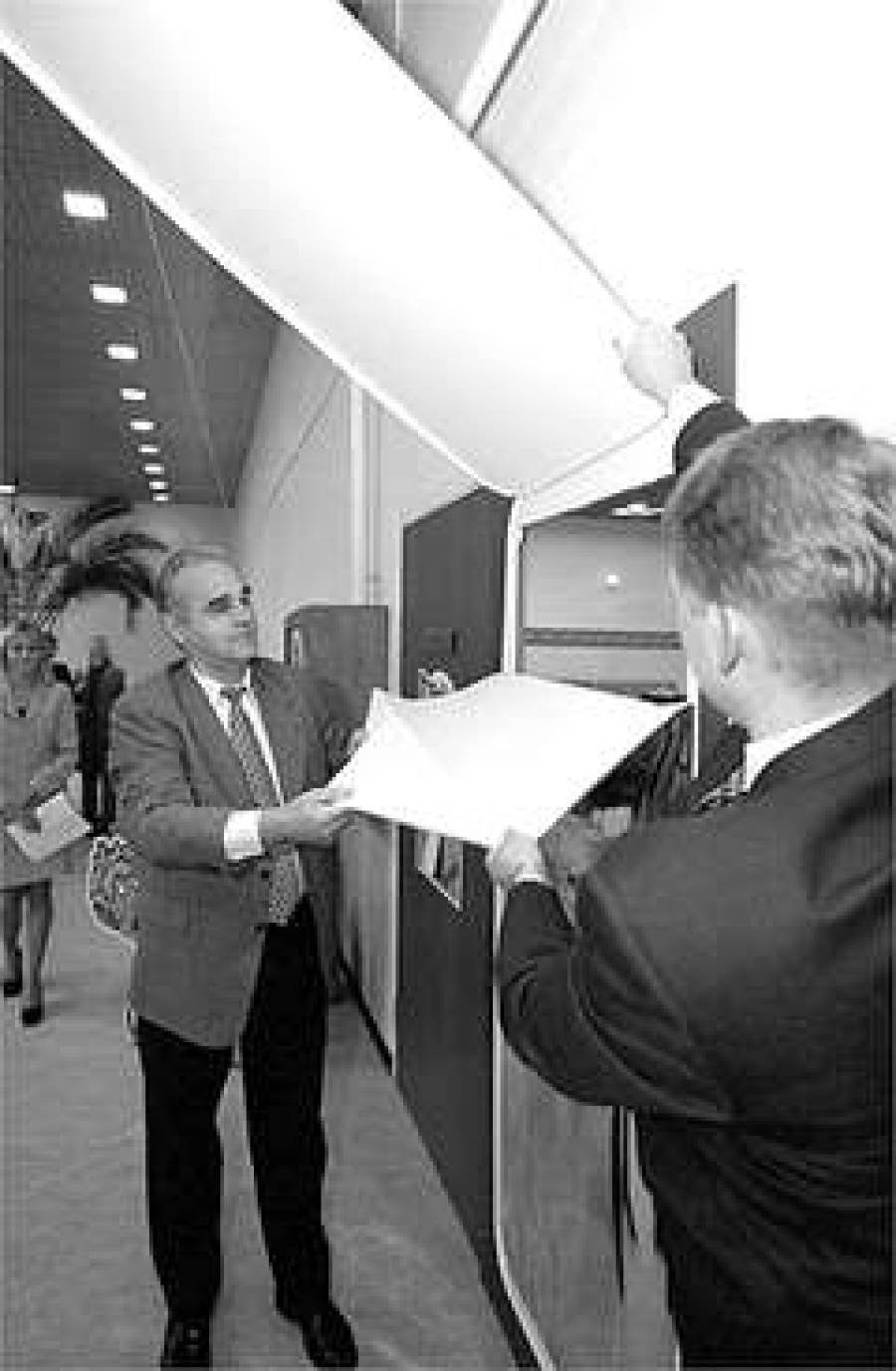  М.РАВА (слева) демонстрирует новую линию.