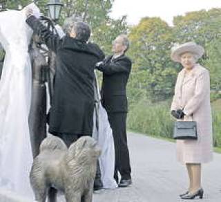 У памятника Джорджу Армитстеду. Слева направо: Евгений Гомберг, мэр Риги Айвар Аксенокс, королева.