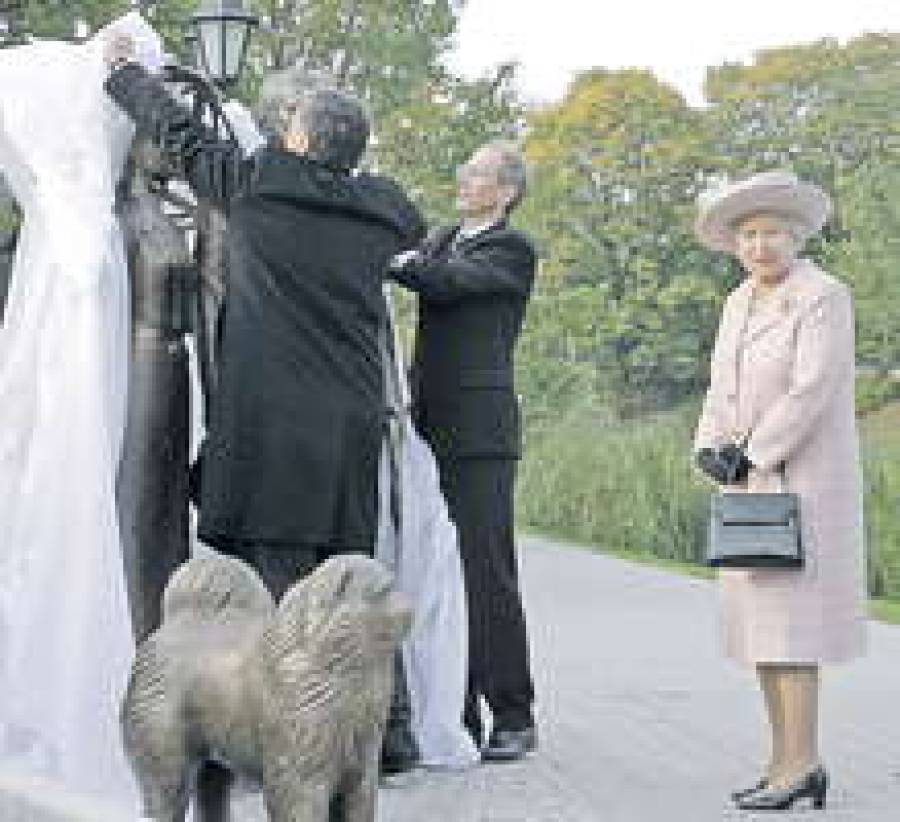 У памятника Джорджу Армитстеду. Слева направо: Евгений Гомберг, мэр Риги Айвар Аксенокс, королева.