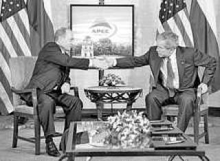 В.Путин (слева) и Дж.Буш подписали договор о вступлении России в ВТО.