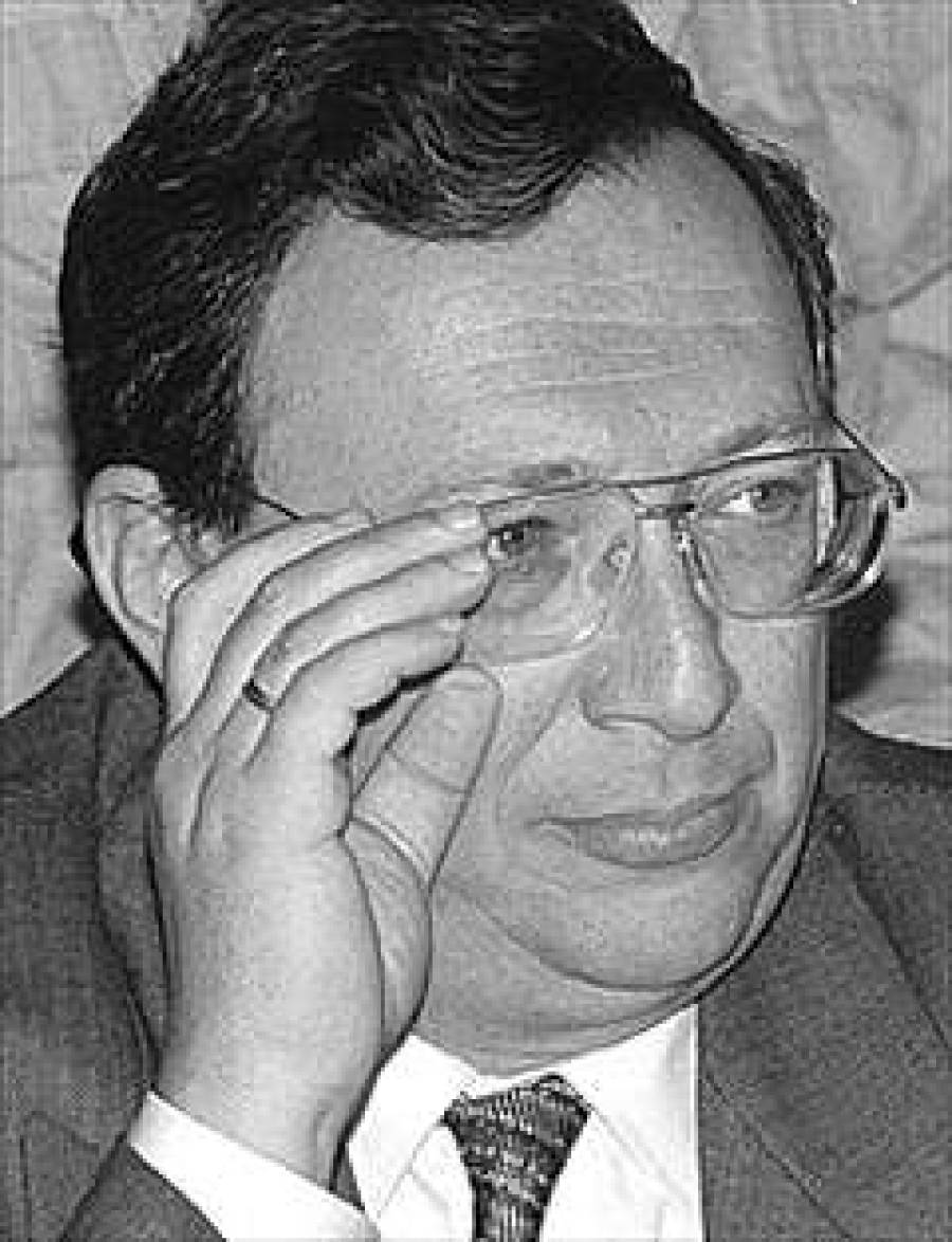 Сиди и смотри.В.Гусинского не выпускают из страны.