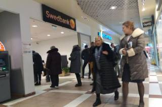 Народ штурмует филиалы Swedbanka. Что стряслось?