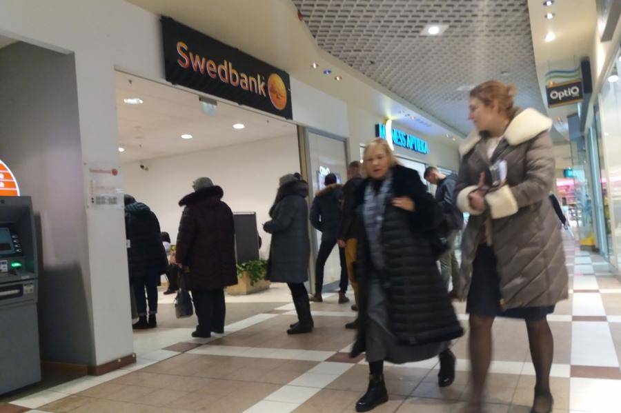 Народ штурмует филиалы Swedbanka. Что стряслось?