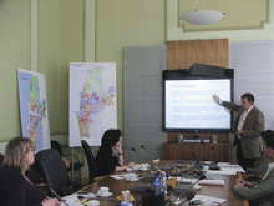 Нейл Балгалис рассказывает о деталях планировки.