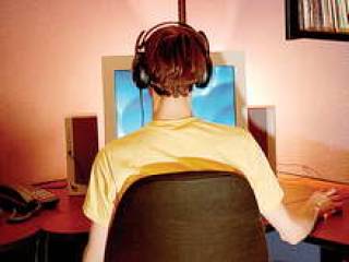 Зачастую для бесед &ldquo;через компьютер&rdquo; используются наушники с микрофоном, что не очень-то удобно.