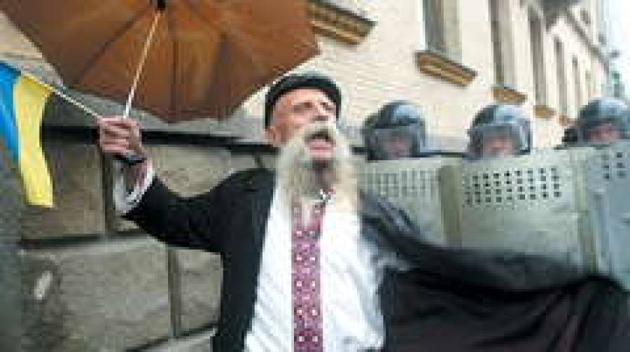 Кучму жмут со всех сторон