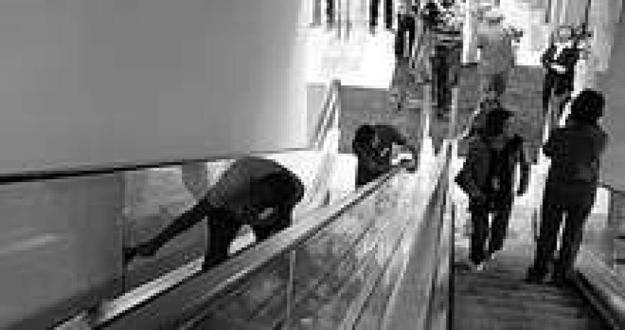 Даже в день открытия в Galerija Centrs шли работы.