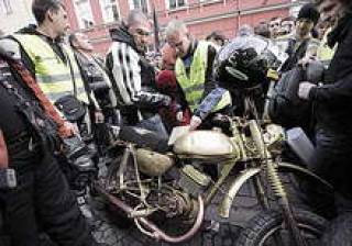 Байкеры подарили мотоцикл министру сообщения Герхардсу.