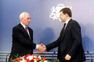 Николай Азаров (слева) и Валдис Домбровскис.