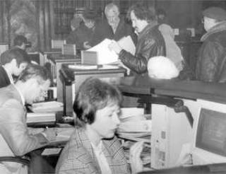  Вчера в банке народу было немного. 