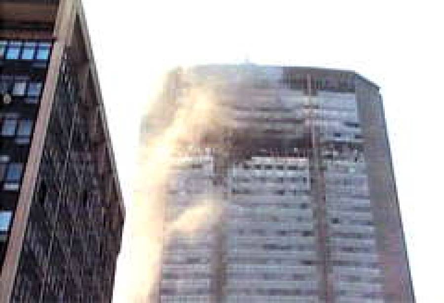 Самолет врезался в миланский небоскреб