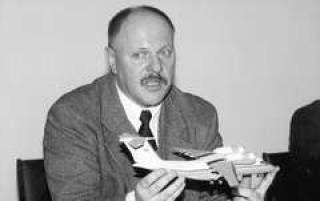  Юрий ХМЕЛЕВСКИЙ демонстрирует модель АН-74.