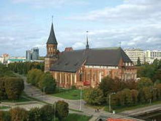 Кусочек Кенигсберга среди Калининграда: Кафедральный собор на берегу реки Преголя (Прегель), знаменитый тем, что в нем находится могила философа Иммануила Канта.