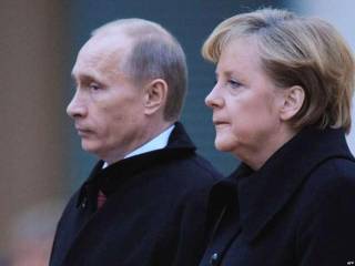 Президент России Владимир Путин (слева) и канцлер Германии Ангела Меркель (справа).