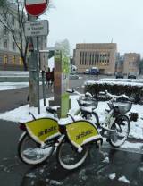 Министерство сообщения сталкивает велосипедистов на проезжую часть