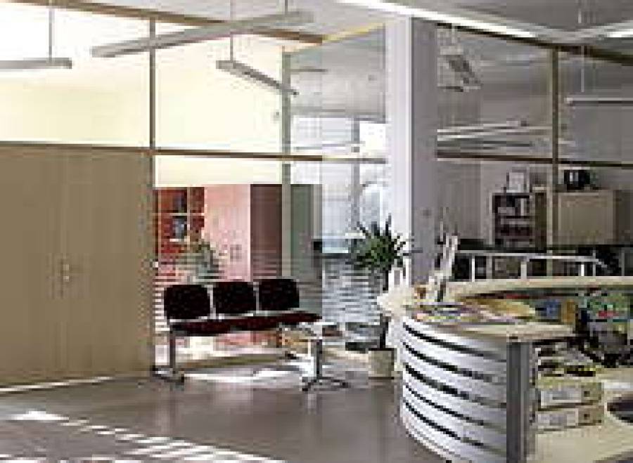 Рабочие кабинеты расположены по периметру и отделены перегородками из стекла.