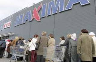 Чтобы привлечь покупателя во время кризиса, Maxima почти удвоила количество товаров по акционным ценам.