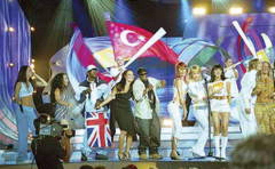 За главные призы конкурса соревнуются 16 групп и исполнителей из 13 стран.