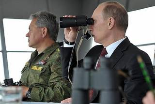 Президент РФ Владимир Путин (справа) и Министр обороны РФ Сергей Шойгу